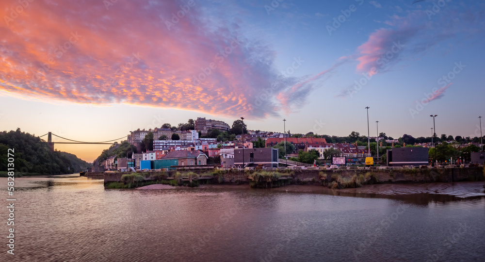 Obraz premium Panoramic view of Bristol city under an orange horizon in UK