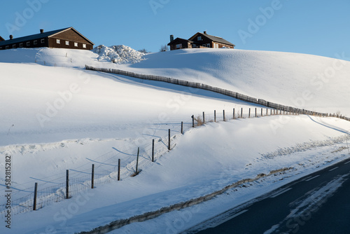 Traumhaft schöne, unberührte Winterlandschaft bei Heidal in Jotunheimen, Norwegen  photo
