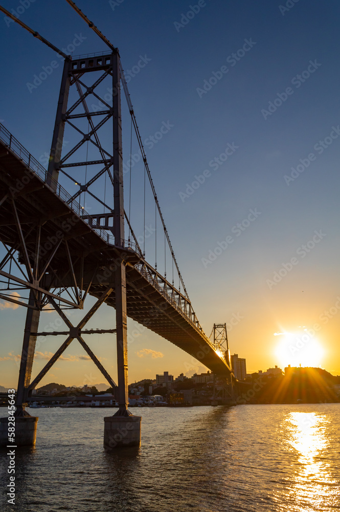 paisagem com o pôr do sol e a estrutura da ponte Hercílio luz de Florianopolis Santa Catarina Brasil Florianópolis 
