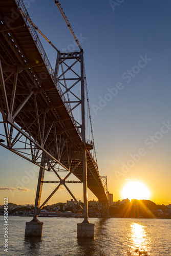paisagem com o sol brilhando e a ponte Hercílio luz de Florianopolis Santa Catarina Brasil Florianópolis 