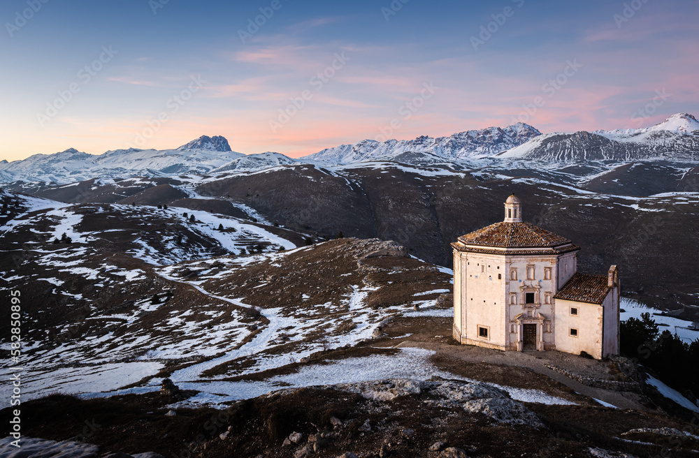 tramonto su campo imperatore visto dal castello di rocca calascio