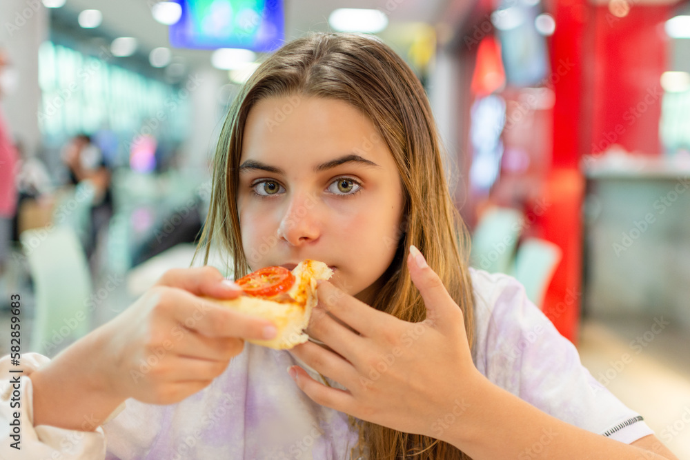 Adolescente menina se delicia comendo pizza Adolescente menina se delicia comendo pizza