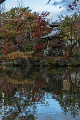日本　京都府京都市にある永観堂禅林寺　放生池にある弁天社と紅葉