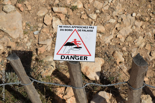 Panneau : danger, ne vous approchez pas du bord de la falaise, risque de chute mortelle.