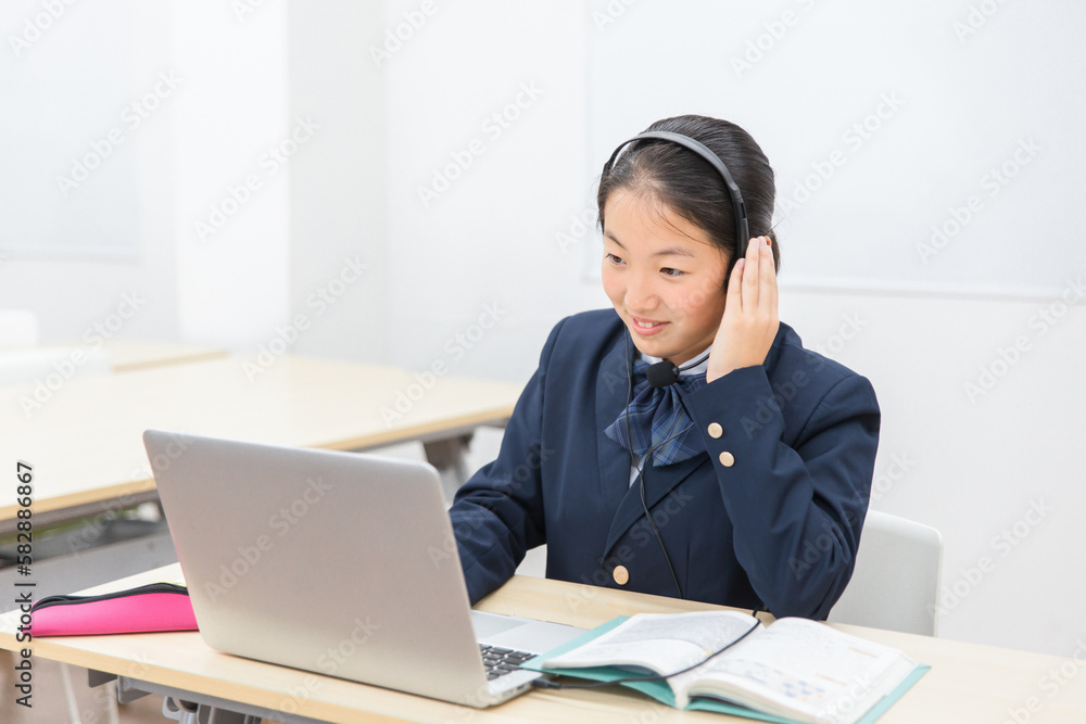 パソコンを使って英語・英会話のリスニングをする制服姿の小学生・中学生・高校生の子供(ICT教育)
パソコンを使って英語・英会話のリスニングをする制服姿の小学生・中学生・高校生の子供(ICT教育)