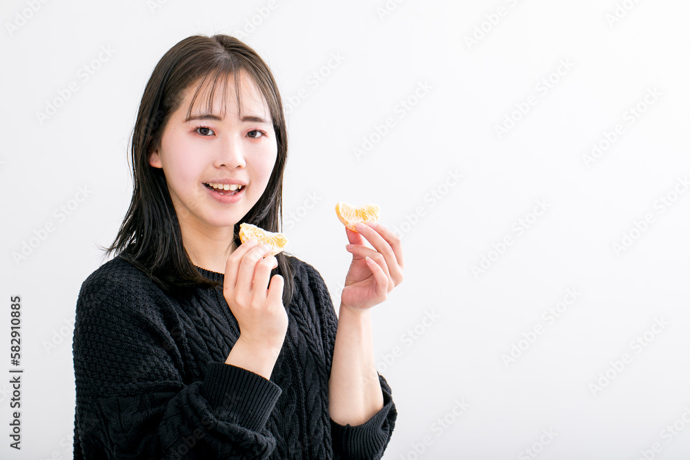 みかんを食べる女性 Citrus みかんを食べる女性 Citrus