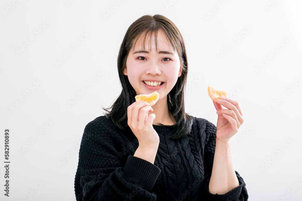 みかんを食べる女性　Citrus