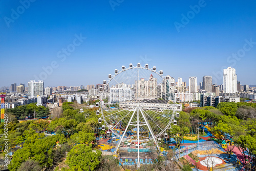 Ferris wheel in Shennong Park, Zhuzhou City, Hunan Province, China photo