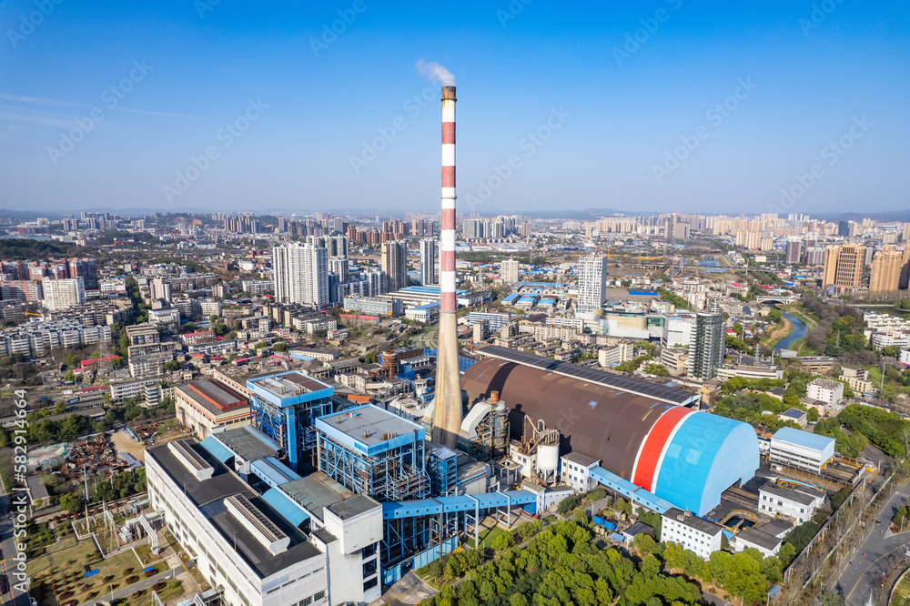 Obraz premium Large chimney of thermal power plant in Zhuzhou, China