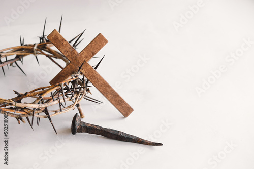 Fotografia Jesus Crown Thorns and nails and cross on a white background