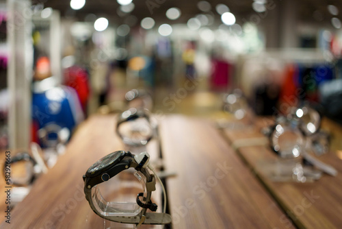 Relógio em exposição para venda dentro da loja em shopping center