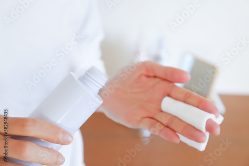 化粧水をつける手元　スキンケアイメージ © nfuru