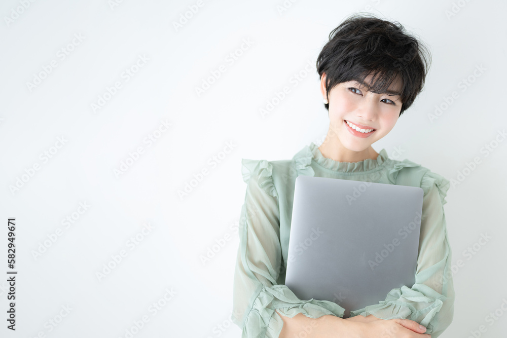 パソコンを抱えるかわいらしいwebデザイナーぽい女性のイメージ ビジネスや勉強に コピースペースあり パソコンを抱えるかわいらしいwebデザイナーぽい女性のイメージ ビジネスや勉強に コピースペースあり