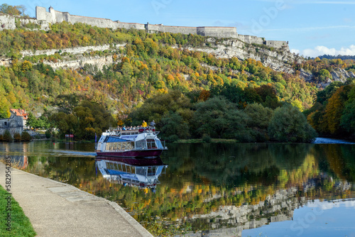 Tableau sur toile Croisière sur la rivière Doubs en automne à Besançon