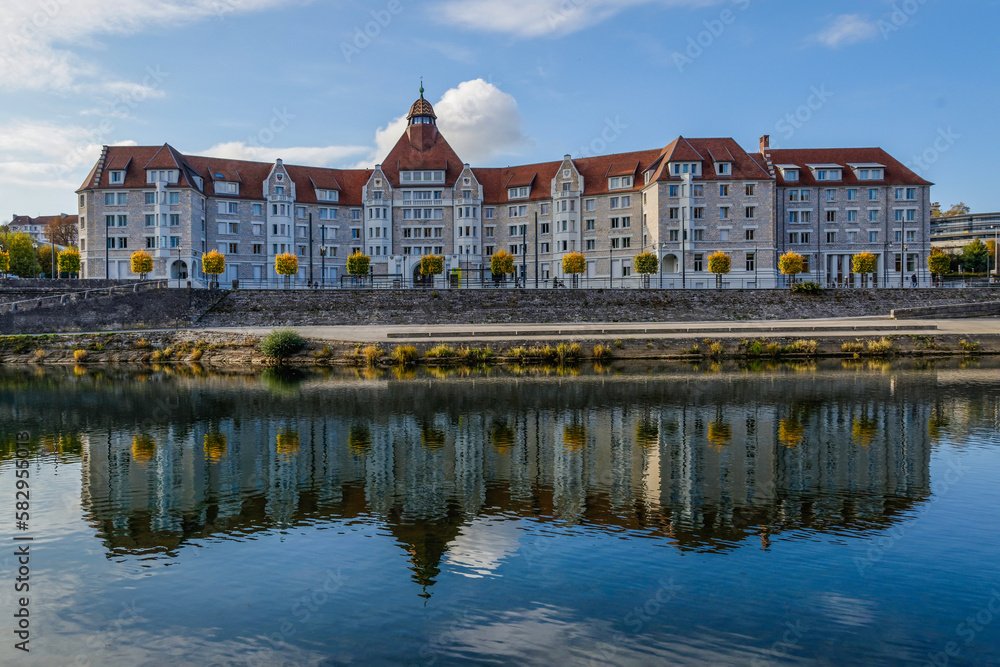 Fototapeta premium Balade le long de la rivière Doubs en automne à Besançon