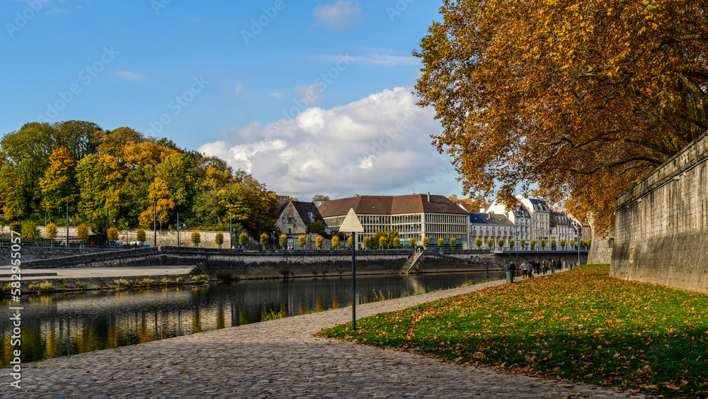 Fototapeta premium Balade le long de la rivière Doubs en automne à Besançon
