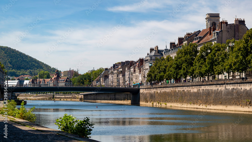 Naklejka premium Balade le long de la rivière Doubs à Besançon