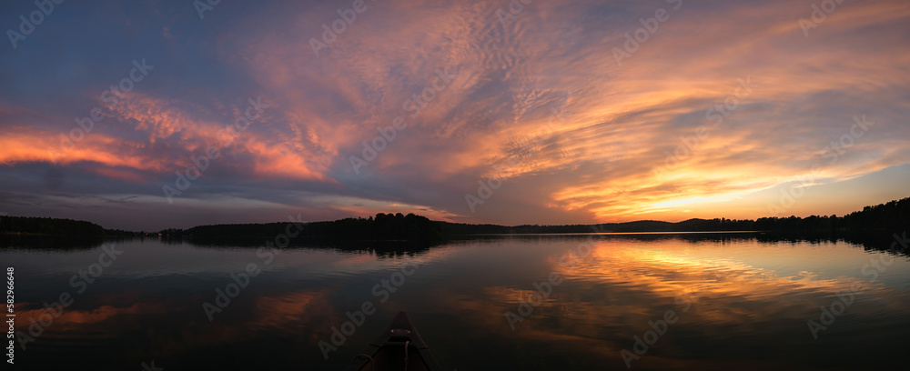 Wasserwandern mit dem Kanu im Sonnenuntergang auf dem Wurlsee - Panorama aus 9 Einzelbildern