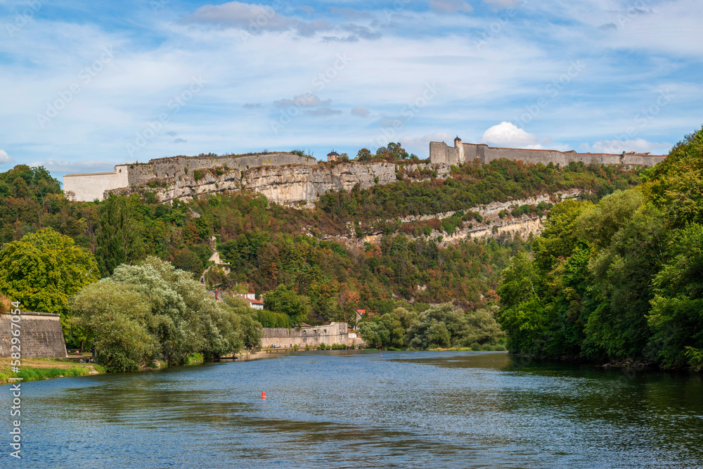 La rivière Doubs et la citadelle de Besançon