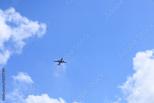 Fototapeta Naklejka Na Ścianę i Meble -  飛行機　青空と白い雲　旅行　イメージ