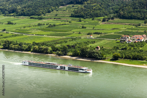 Obraz na płótnie Turist's ship on the Danube river in Wachau Valley, Austria w salonie
