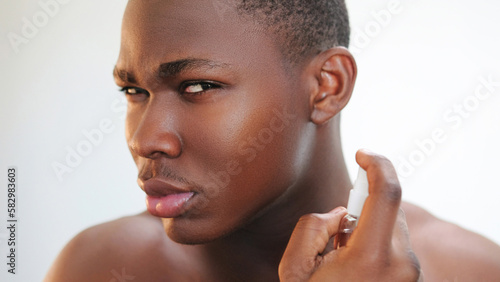 Bild auf Leinwand Aftershave spray