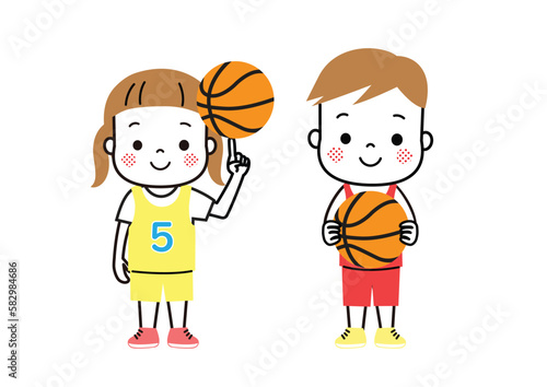バスケット　バスケットボールをもって立っている女の子と男の子