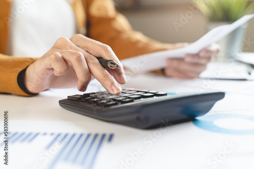 Quadro su tela person using calculator calculating tax refund on the table