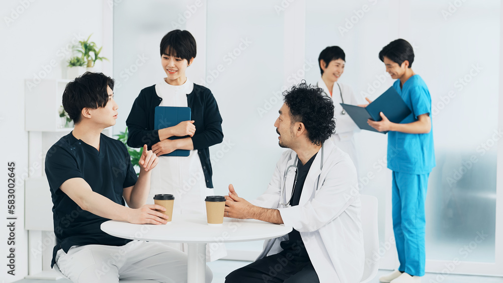 会話する医療従事者のグループ 医師 看護師 会話する医療従事者のグループ 医師 看護師