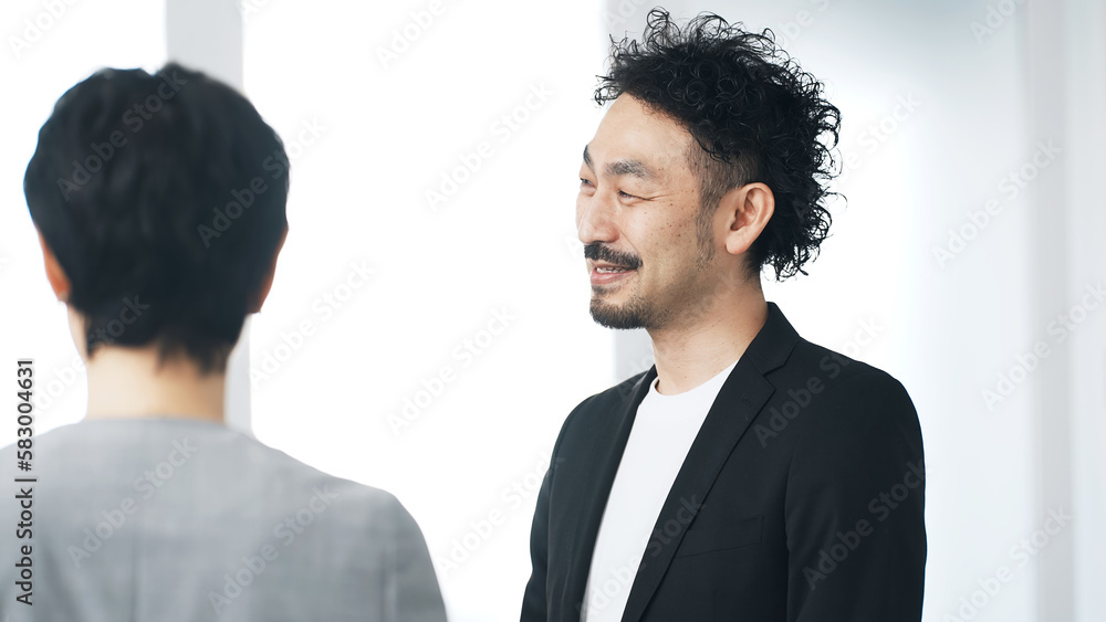 オフィスでミーティングするビジネスマン