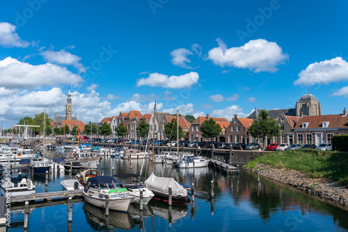 Der Jachthafen von Veere mit dem historischen Rathaus und der Großen Kirche. Provinz Zeeland in den Niederlanden