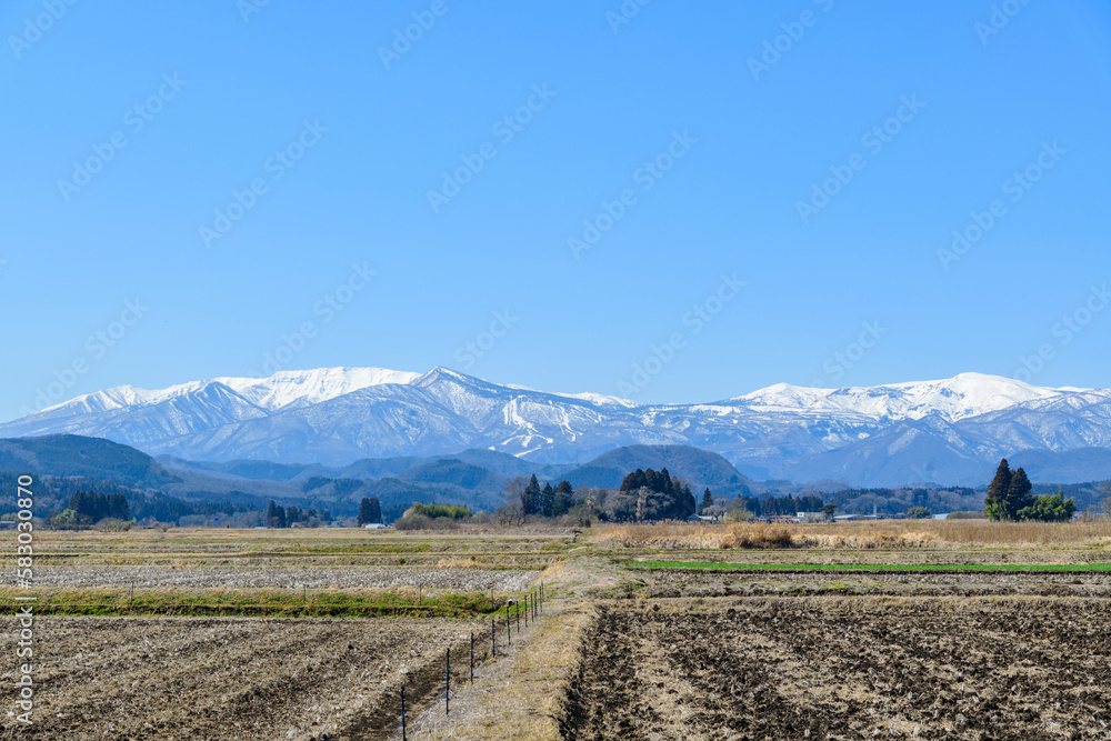 Fototapeta premium 春を待つ蔵王と宮城の田園地帯 