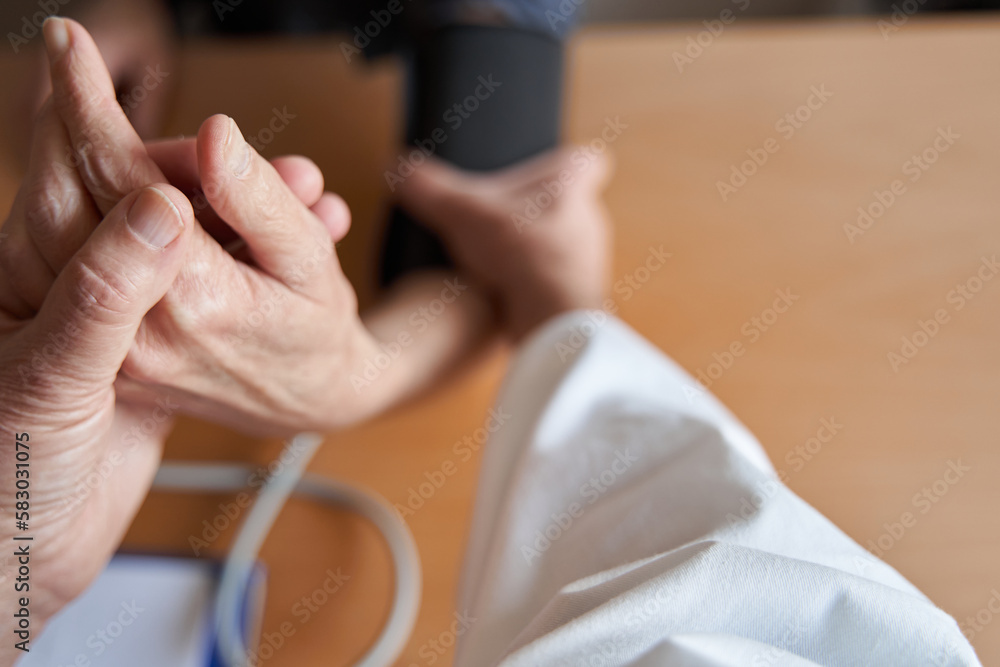 Obraz premium doctor pov doing blood pressure measurement to patient