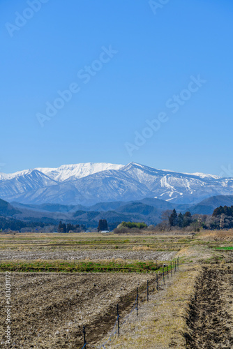 春を待つ蔵王と宮城の田園地帯
