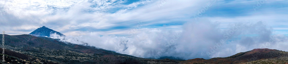 Im Teide- Nationalpark auf Teneriffa Panorama- Aufnahme vom Wolkenmeer in der Caldera 