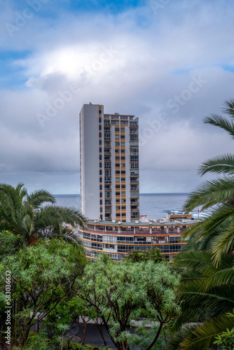 Hochhäuser mit vielen Wohneinheiten in Puerto de la Cruz auf Teneriffa © Lichtblick