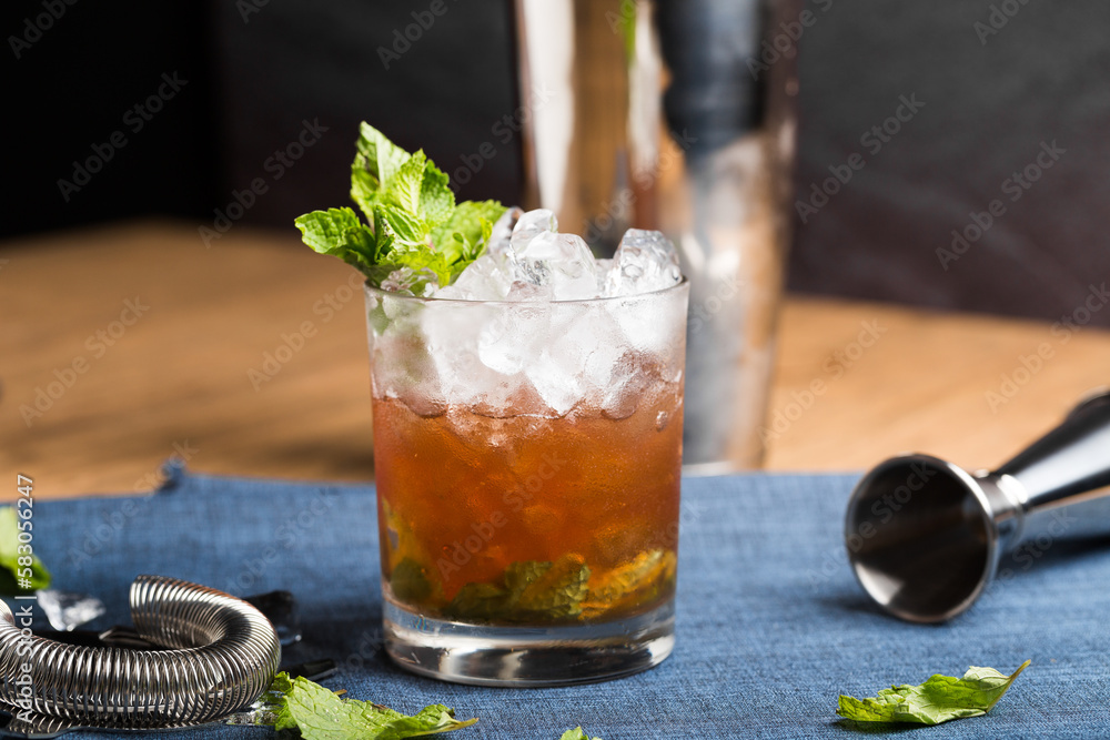 Mint Julep cocktail booze refreshing bourbon whiskey, syrup and mint leaves - obrazy, fototapety, plakaty 