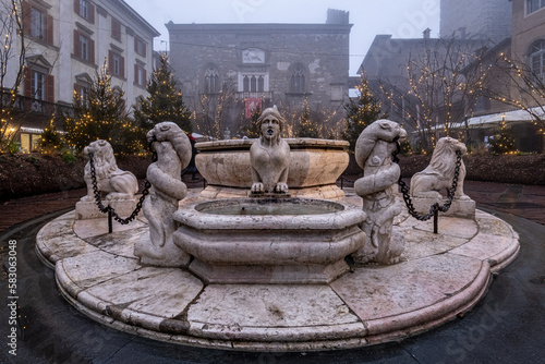 Bergamo, fontana in piazza vecchia