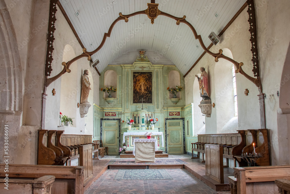 Canville-la-Rocque. Chœur et autel de l'église Saint-Malo . Manche. Normandie