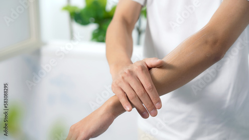 Slika na platnu 腕にクリームを塗る男性
