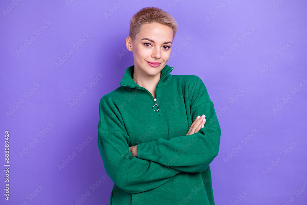 Photo of short blonde hairstyle confident woman folded hands wear green zipper pullover enjoy her remote vacancy isolated on violet color background Photo of short blonde hairstyle confident woman folded hands wear green zipper pullover enjoy her remote vacancy isolated on violet color background