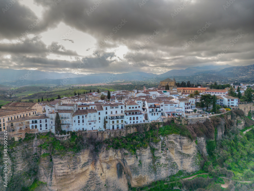 vista aérea de las casas colgantes del tajo de Ronda, España