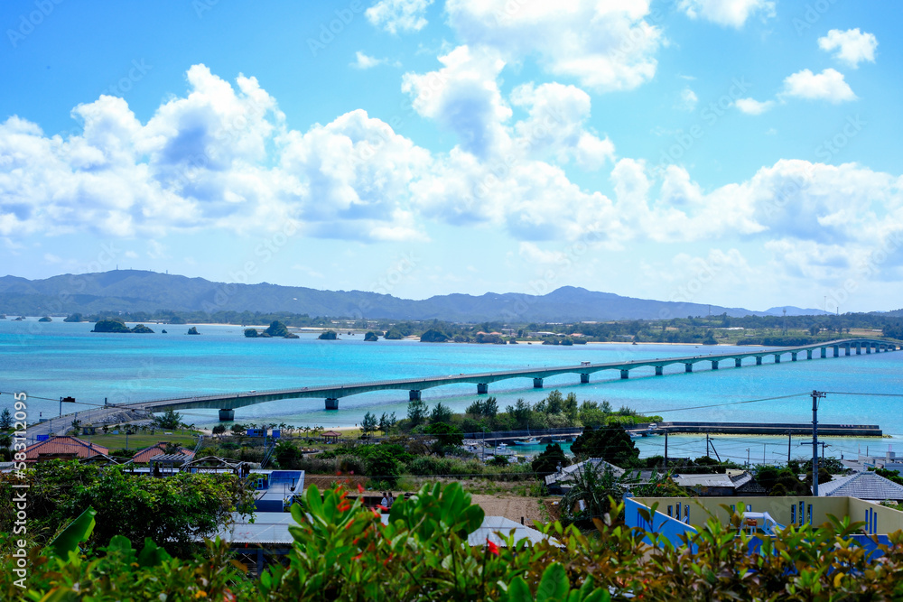 沖縄県　古宇利大橋と青い海