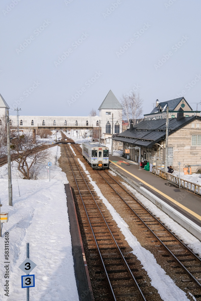 Fototapeta premium 北海道の美瑛駅と列車