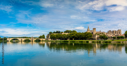 Avignon  vu sur le pont Saint Benezet enjambant le Rhone et le Palais des Papes  d  partement du Vaucluse   Provence-Alpes-C  te d   Azur  France