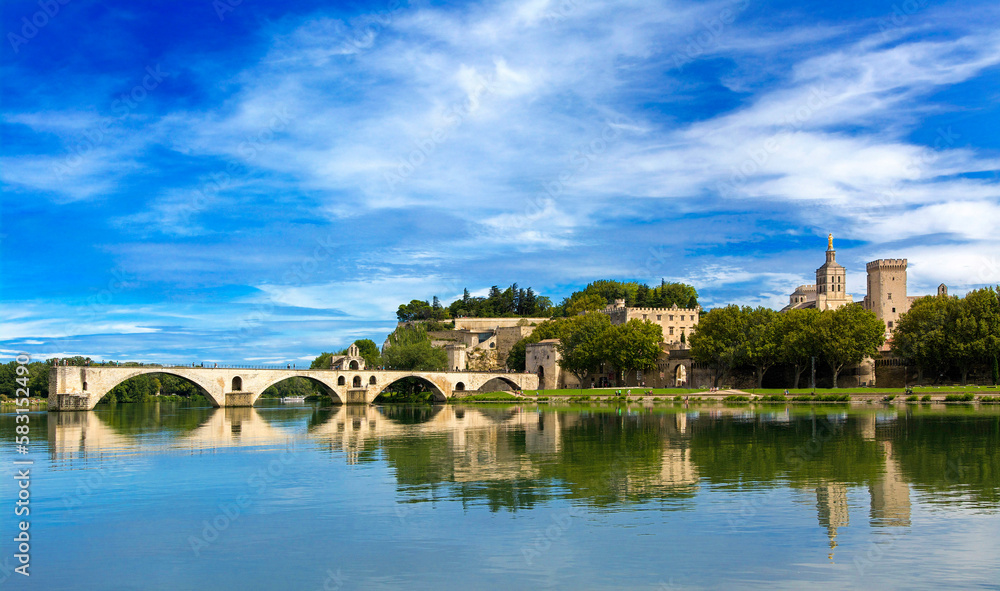Avignon, vu sur le pont Saint Benezet enjambant le Rhone et le Palais des Papes, département du Vaucluse , Provence-Alpes-Côte d’Azur, France