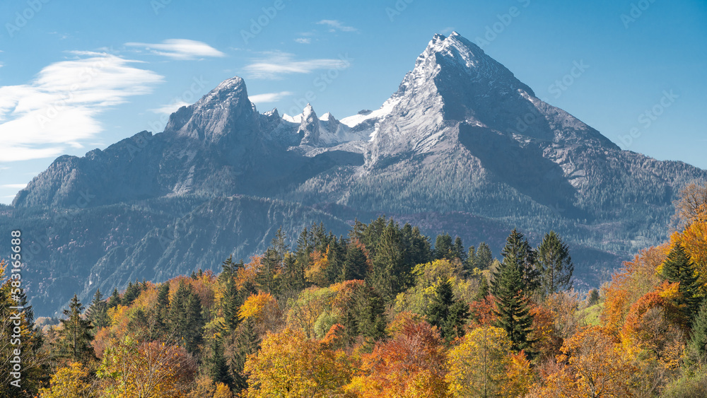 Herbstlicher Blick auf den Watzmann in den bayerischen Alpen (Deutschland)