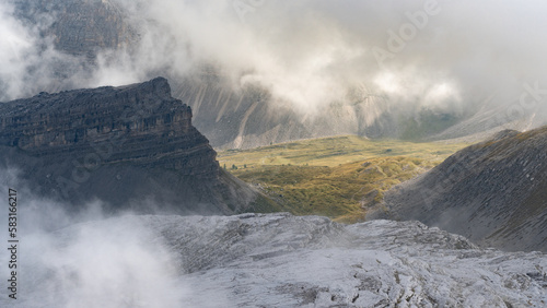 Wolkenlücke zwischen Felswänden in der Brenta (Italien)
