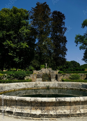 La fontaine dans le parc de l’abbaye de Fontenay