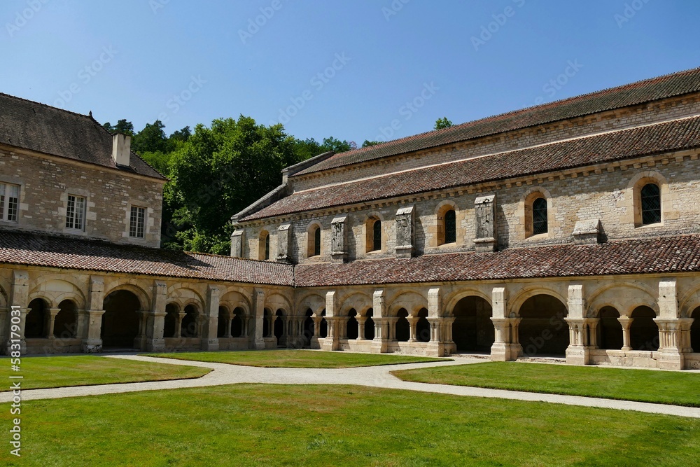 Le cloitre de l’abbaye de Fontenay 